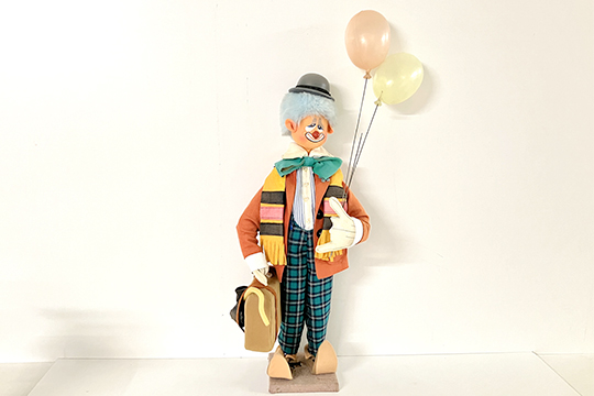 1 PUPAZZO DA DECORAZIONE RAFFIGURANTE “CLOWN” CON VESTITI IN TESSUTO, PICCOLI DIFETTI DIM. 30x67x20 CM