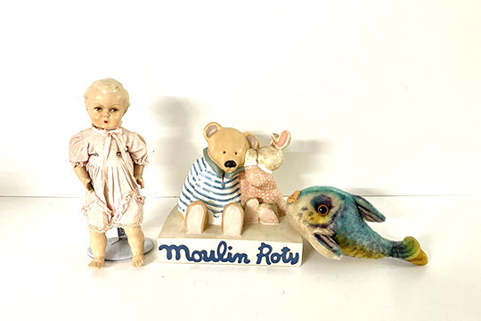 1 BAMBOLA IN PLASTICA DIM. 12x32x12 CM, 1 DECORAZIONE “MOULIN ROTY” DIM. 25x25x20 CM E 1 PELUCHE PESCIOLINO MULTICOLORE DIM. 28x12x17 CM