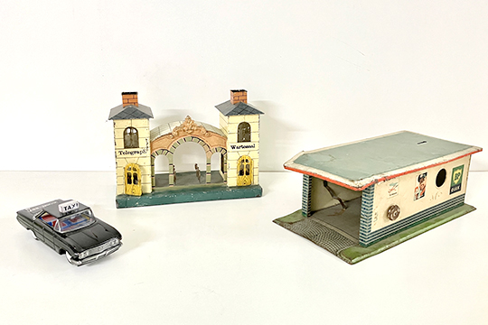 3 GIOCATTOLI IN LATTA: 1 GARAGE, 1 STAZIONE TELEGRAFO E 1 TAXI DIM. 34x13x17 27x20x12 E 19x6x8 CM