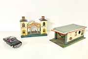 3 GIOCATTOLI IN LATTA: 1 GARAGE, 1 STAZIONE TELEGRAFO E 1 TAXI DIM. 34x13x17 27x20x12 E 19x6x8 CM