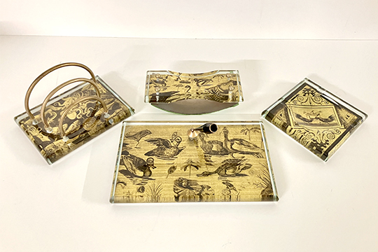 4 ACCESSORI DA SCRIVANIA IN VETRO E METALLO: PORTAPENNA, PORTABUSTE, POSACENERE E TAMPONE PER CARTA ASSORBENTE DIM. 25x15x2 17x12x10 14x14x2 18x7x5 CM