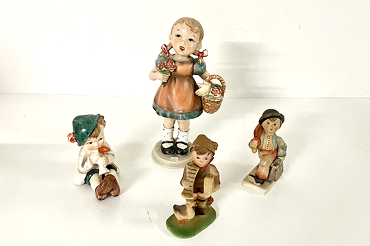 4 STATUETTE IN PORCELLANA RAFFIGURANTE 1 BIMBA CON CESTINO E 3 BAMBINI DIM. 12x7x20 8x7x10 7x4x10 7x4x10 CM
