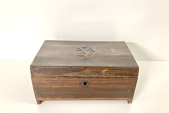 1 SCATOLA IN LEGNO PER “CORRISPONDENZA” CON NUMEROSI SCOMPARTI, CON VANO ESTRAIBILE, SENZA CHIAVE DIM. 42x25x20 CM