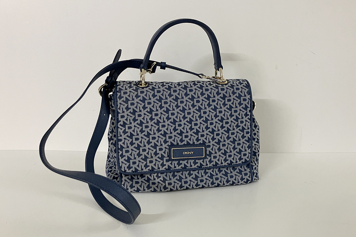 1 BORSA DKNY IN TESSUTO E SIMILPELLE, COLORE BLU, PORTABILITÀ A SPALLA E A MANO (TRACOLLA AMOVIBILE) DIM. 27x22x14 CM