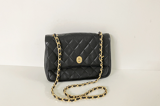 1 BORSA-POCHETTE BIASS IN SIMILPELLE COLORE NERO, TRACOLLA IN METALLO DORATO E SIMILPELLE (AMOVIBILE), PORTABILITÀ A SPALLA DIM. 25x17x5 CM