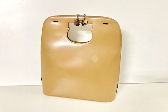 1 BORSA SALVATORE FERRAGAMO IN PELLE COLORE BEIGE, DOPPI MANICI, PORTABILITÀ A MANO, SENZA TRACOLLA, SEGNI D'USURA DIM. 35x38x10 CM