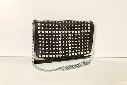 1 BORSA DUNLOP IN PELLE COLORE NERO CON TRACOLLA E APPLICAZIONI IN METALLO, PORTABILITÀ A SPALLA DIM. 35x23x8 CM