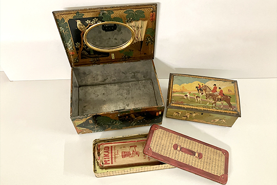 3 SCATOLE IN METALLO: 1 CON GIOCO MIKADO DIM. 24x10x4 CM, 1 CON DECORO CAVALLI DIM. 22x13x8 CM E 1 CON SPECCHIO DIM. 28x20x12 CM