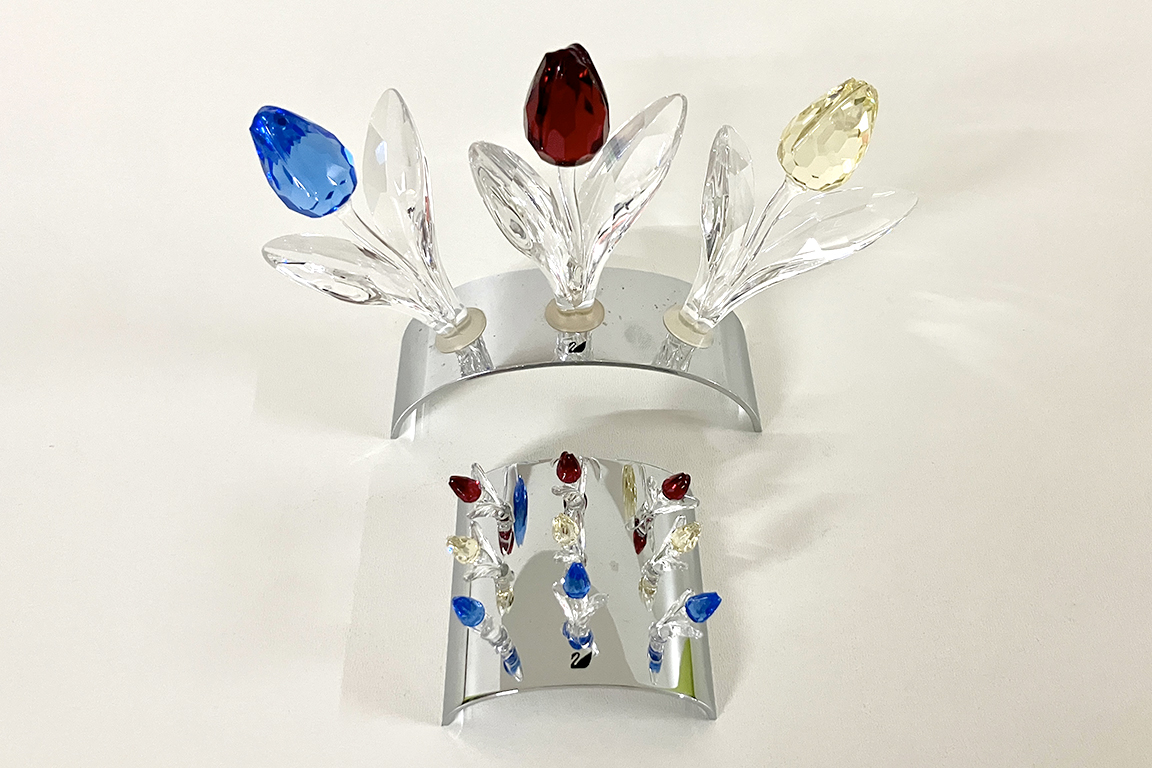 2 SET DI DECORAZIONI FLOREALI IN CRISTALLO SWAROVSKI “TULIPANI” CON SUPPORTI IN METALLO DIM. 15x11x5 6x4x6 CM