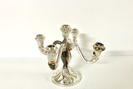 1 CANDELABRO A CINQUE FIAMME, METALLO ARGENTATO, DIM. 24x19x24 CM