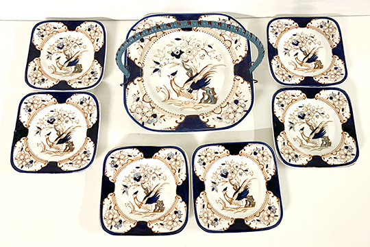 1 SERVIZIO DI PIATTI DA DOLCE QUADRATI IN CERAMICA “WOODS OF BURSLEM” DENBIGH COMPOSTO DA 6 PIATTINI E 1 PIATTO DI SERVIZIO CON MANICO AMOVIBILE DIM. 22 CM E 13,50 CM