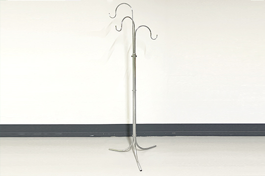1 ESPOSITORE PER VESTITI A TRE BRACCI IN METALLO DIM. 65x146-180 CM