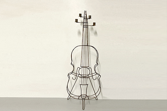 1 CANDELABRO DA TERRA IN METALLO BRUNITO, A QUATTRO FIAMME A FORMA DI VIOLONCELLO DIM. 36x102x27 CM