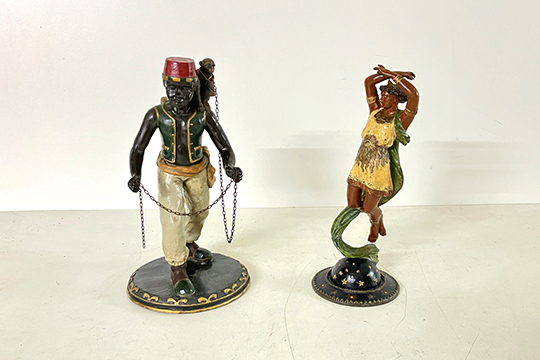 1 STATUETTA IN RESINA DIM. 18x37x18 CM E 1 STATUETTA IN METALLO DIM. 13x34x13 CM