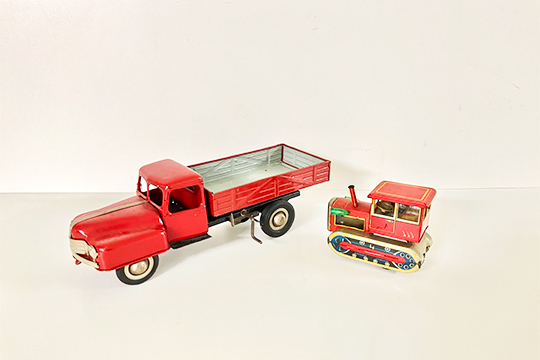 2 GIOCATTOLI IN LATTA: PICK-UP E TRATTORE DIM. 36x12x12 E 13x11x7 CM