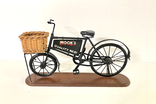 1 DECORAZIONE DA TAVOLO RAFFIGURANTE BICICLETTA, BASAMENTO IN LEGNO DIM. 46x28x13 CM