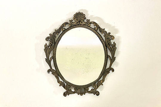 1 SPECCHIO CON CORNICE IN METALLO DIM. 34x42x3 CM