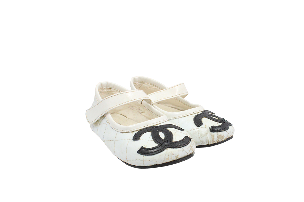 1 PAIO DI BALLERINE CHANEL, COLOR BIANCO E NERO, IN PELLE, MISURA 25, SEGNI D'USURA