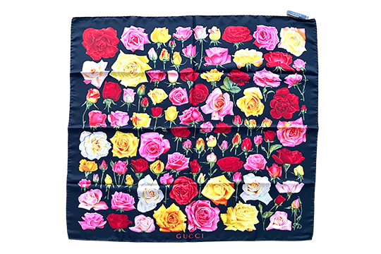 1 FOULARD GUCCI IN SETA STAMPATA CON DECORO FIORI, FORNITO DI SCATOLA E CERTIFICATO DI AUTENTICITÀ ENTRUPY DIM. 86x86 CM