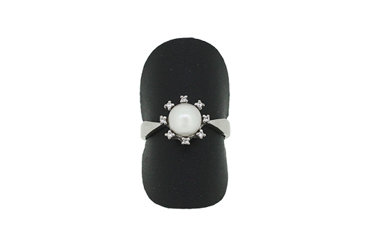 1 ANELLO IN O.B. 18 KR. CHE INCASTONA PERLA AKOYA DA 7,00 MM CONTORNATA DA BRILLANTI TG. HUIT-HUIT PER COMPL. KT. 0,07 C.a GR. TOT. 4,40