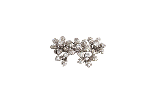 1 SPILLA IN O.B. 18 KR. CON 3 BRILLANTI PER COMPL. KT. 0,30 C.a E BRILLANTI TG. HUIT-HUIT (ALCUNI MANCANTI) GR. TOT. 8,00