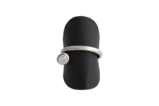 1 ANELLO IN PLATINO 950‰ CHE INCASTONA BRILLANTE DI KT. 0,25 C.a CLASSIFICABILE: PUREZZA VS, COLORE J-K GR. TOT. 8,70