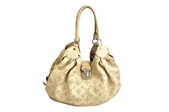 1 BORSA LOUIS VUITTON SURYA MAHINA GM IN PELLE COLORE BEIGE, MONOGRAMMA TRAFORATO, DETTAGLI IN METALLO COLORE ARGENTO, DOPPI MANICI, PORTABILITÀ MANO E A SPALLA, FORNITA DI CERTIFICATO DI AUTENTICITÀ ENTRUPY DIM. 35x16x25 CM