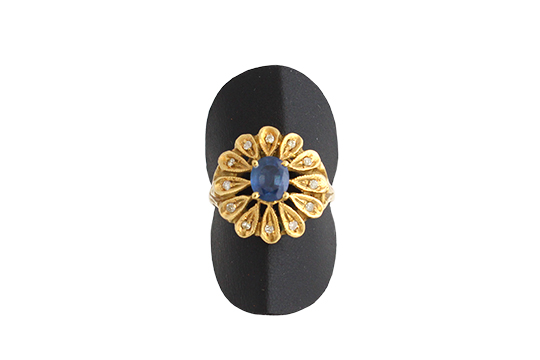 1 ANELLO IN O.G. 18 KR. CHE INCASTONA PR. ZAFFIRO TG. OVALE DI KT. 0,80 E BRILLANTI TG. HUIT-HUIT PER COMPL. KT. 0,24 C.a GR. TOT. 6,05