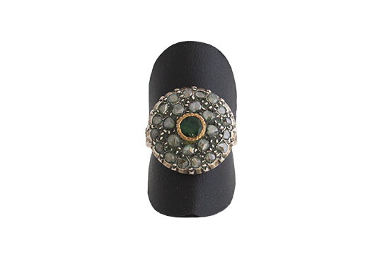 1 ANTICO ANELLO IN O.R. 14 KR. E ARGENTO 800‰ CHE INCASTONA PR. SMERALDO (SCHEGGIATO) E BRILLANTI TG. ROSETTA GR. TOT. 5,00