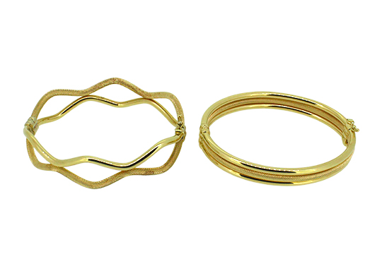 2 BRACCIALI RIGIDI IN O.G. 18 KR., GR. TOT. 21,30