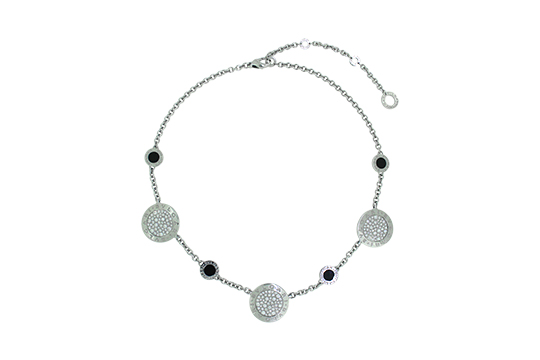 1 COLLANA IN O.B. 18 KR. FIRMATA BVLGARI “BVLGARI BVLGARI” CHE INCASTONA DISCHI IN PR. ONICE E BRILLANTI PER COMPL. KT. 1,90 C.a GR. TOT. 38,65