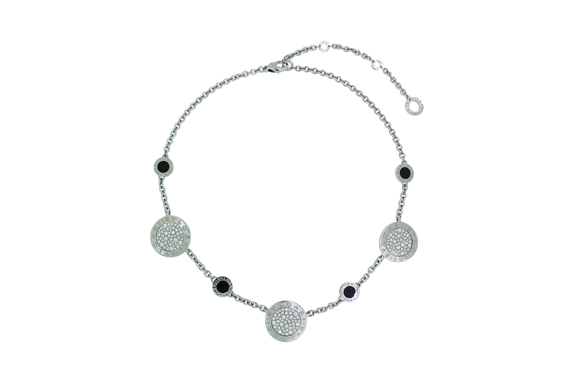 1 COLLANA IN O.B. 18 KR. FIRMATA BVLGARI “BVLGARI BVLGARI” CHE INCASTONA DISCHI IN PR. ONICE E BRILLANTI PER COMPL. KT. 1,90 C.a GR. TOT. 38,65