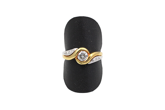 1 ANELLO IN O.G. O.B. 18 KR. CHE INCASTONA BRILLANTE SOLITARIO DI KT. 0,50 C.a, CLASSIFICABILE: COLORE G-H, PUREZZA VS-SI, CONTORNATO DA BRILLANTI PER COMPL. KT. 0,06 C.a (MISURA 57,5) GR. TOT. 5,40