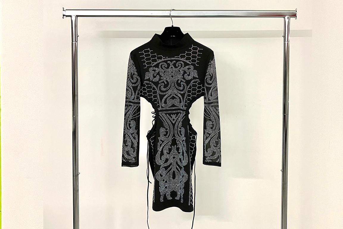 1 VESTITO “GIULIO TWIST” TESSUTO SINTETICO, CON LUSTRINI COLORATI, TAGLIA L