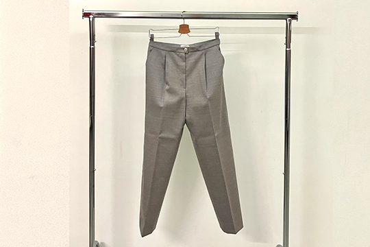 1 PAIO DI PANTALONI DA DONNA “CHANEL” TESSUTO IN LANA, COLORE GRIGIO, TAGLIA 42