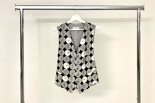 1 GILET “FORNASETTI” TESSUTO IN SETA, COLORE NERO E GRIGIO, CON BOTTONI, FODERA INTERNA COLORE GRIGIO CON DECORI SOLE, TAGLIA L