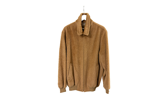 1 GIACCA “ALTUNA AGNONA” IN ALPACA E LANA, COLORE BEIGE, CHIUSURA A ZIP, LUNGHEZZA 76 CM