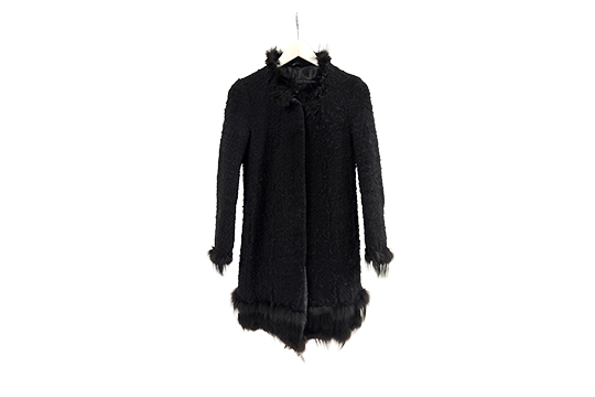 1 CAPPOTTO “ERMANNO SCERVINO” IN LANA COLORE NERO, CON COLLO E DETTAGLI IN PELLICCIA, CHIUSURA A BOTTONI, LUNGHEZZA 90 CM