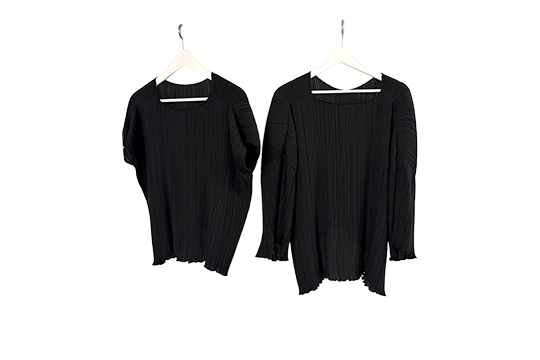 2 BLUSE IN TESSUTO COLORE NERO, 1 A MANICHE CORTE E 1 A MANICHE LUNGHE, LUNGHEZZA 65 CM