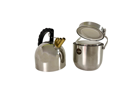 1 BOLLITORE “ALESSI” IN ACCIAIO CON FISCHIETTO IN OTTONE CHE EMETTE UNA MELODIA E 1 SECCHIELLO PER IL GHIACCIO “ALESSI” IN ACCIAIO CON COPERCHIO CON CHIUSURA A SCATTO E CESTELLO INTERNO IN PLASTICA ESTRAIBILE