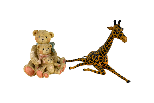 1 STATUETTA IN RESINA “CHERISHED TEDDIES” CHE RAPPRESENTA TRE ORSETTI ABBRACCIATI (THEODORE, SAMANTHA E TYLER) DIM. 25x25x22 CM E 1 STATUETTA “GIRAFFA” DECORATIVA DIM. 44x30x26 CM