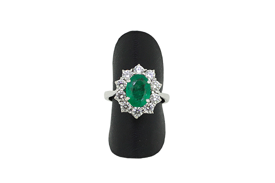 1 ANELLO IN O.B. 18 KR. MOD. MARGHERITA CHE INCASTONA PR. SMERALDO TG. OVALE DI KT. 1,25 C.a E BRILLANTI PER COMPL. KT. 1,00 C.a GR. TOT. 5,80