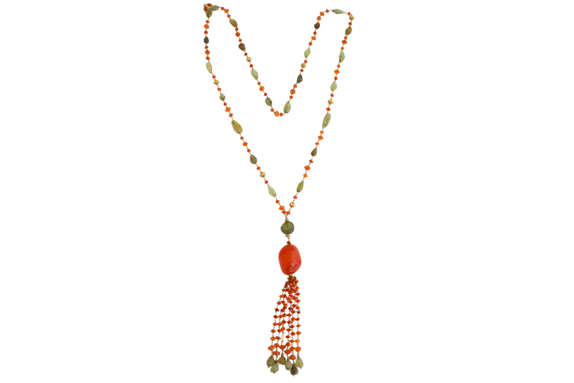 1 COLLANA “SAUTOIR” IN O.G. 18 KR. CHE INTERCALA PIETRE SEMIPREZIOSE CON PENDENTE CENTRALE IN PR. CORNIOLA