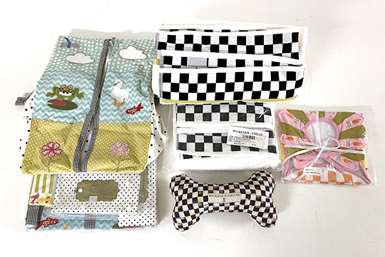 2 DIAPER STACKERS “FROG POND”, 2 CHECK BATH TOWELS 76x142 CM, 1 TODDLER BIB, 1 FIOCCO, TUTTO FIRMATO MACKENZIE-CHILDS