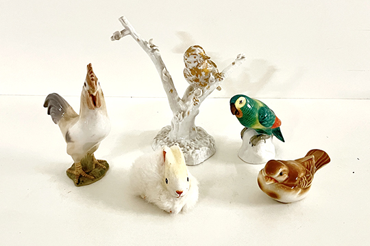 5 STATUETTE IN PORCELLANA DIPINTA, 1 GALLO, 1 CONIGLIO, 2 UCCELLINI E 1 PAPPAGALLO DIM. 13 CM