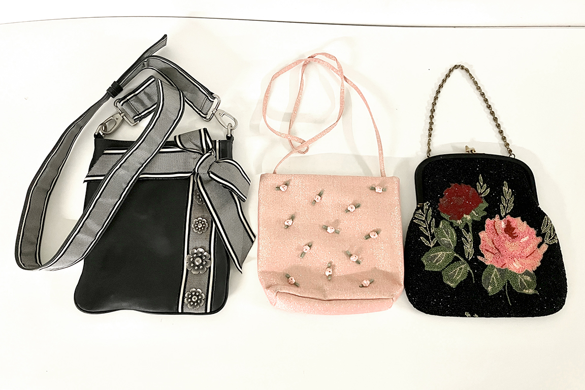 1 BORSA A TRACOLLA KENZO E 2 BORSE DA SERA, PICCOLI SEGNI D'USURA, DIM. 22x27x1 22x20x4 24x25x2 CM