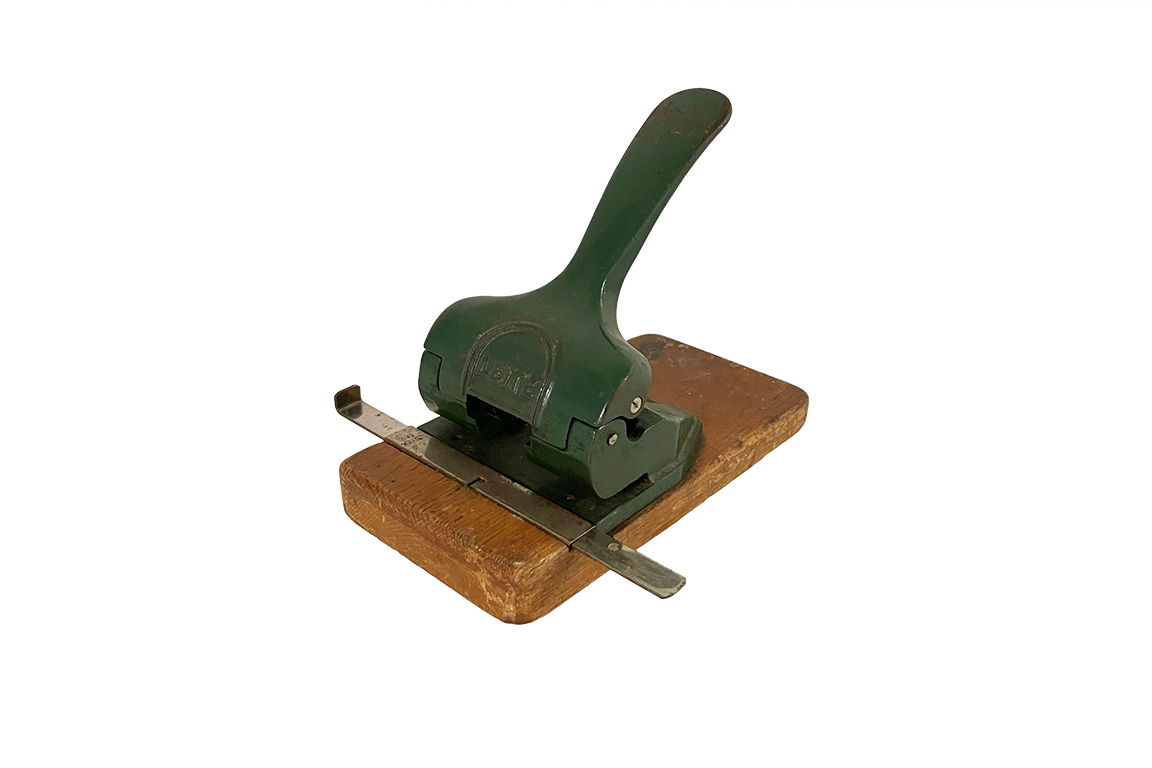 1 PERFORATRICE VINTAGE, LEITZ, CON BASE IN LEGNO DIM. 23x20x20 CM