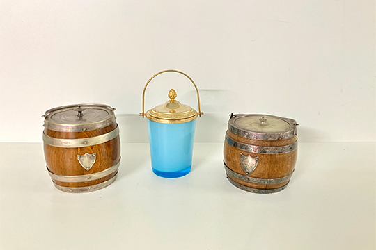3 PORTAGHIACCIO: 2 RIVESTITI IN LEGNO DIM. 16x16x16 E 14x14x14 CM E 1 IN VETRO DIM. 19x12x12 CM