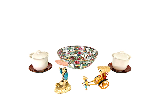 2 TAZZE DA TÈ IN PORCELLANA CON PIATTINO E COPERCHIO, 1 CIOTOLA IN PORCELLANA E 2 STATUINE IN CELLULOSA