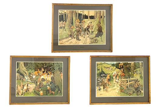 3 STAMPE CON ANIMALI ANTROPOMORFI, FIRMATE K. WAGNER INTITOLATE “JAGDZEIT”, “WALDSCHÄNKE” E “SCHONZEIT” CON CORNICE IN LEGNO E VETRO DI PROTEZIONE DIM. 50x35 CM